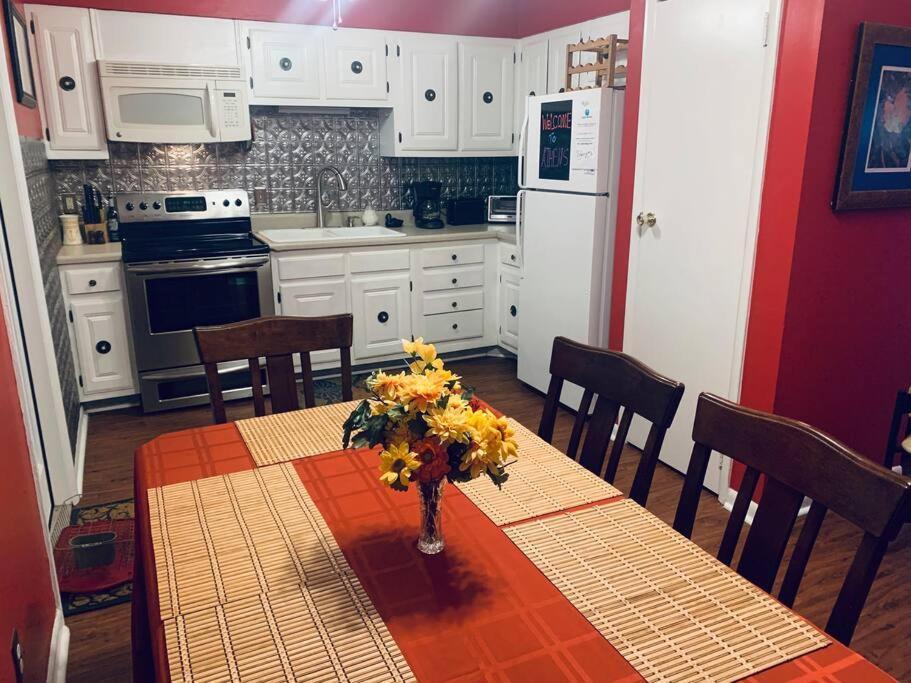 Family Friendly Downtown Home - Private Yard & Grill - Location, Location, Location! Athens Exterior foto